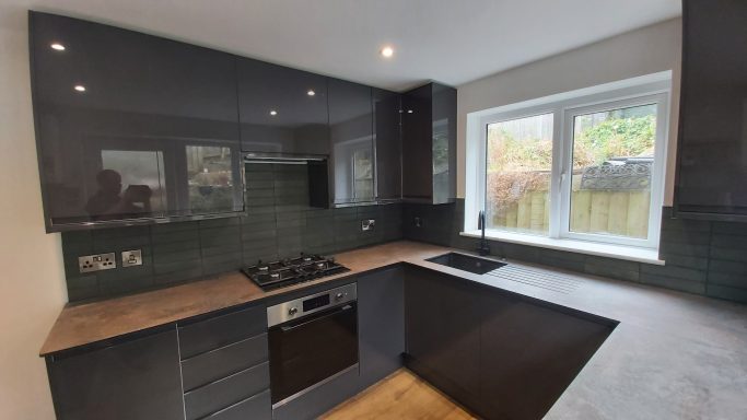 Dark grey kitchen & worktop, dark green tiles